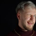 auge schmerzt beim blinzeln